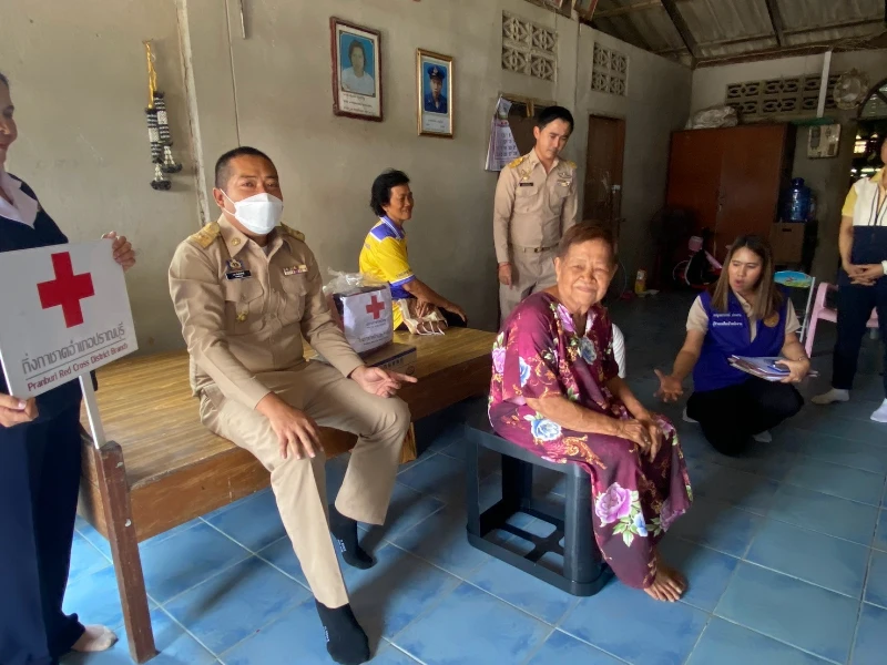 ฝ่ายสวัสดิการสังคม ลงพื้นที่มอบเก้าอี้สุขา ถุงยังชีพและนมกล่องพร้อมดื่ม ให้กับผู้สูงอายุและผู้พิการ