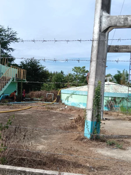 จ่ายน้ำอุปโภค-บริโภคลงถังประปาหมู่บ้านหมู่ที่ 2 บ้านหนองตาเย็น