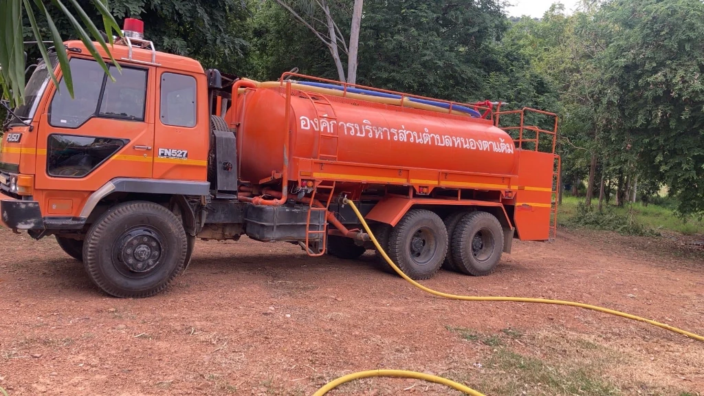 เจ้าหน้าที่งานป้องกันและบรรเทาสาธารณภัย ดำเนินการส่งน้ำอุปโภค หมู่ที่ 10 บ้านหนองมะค่า