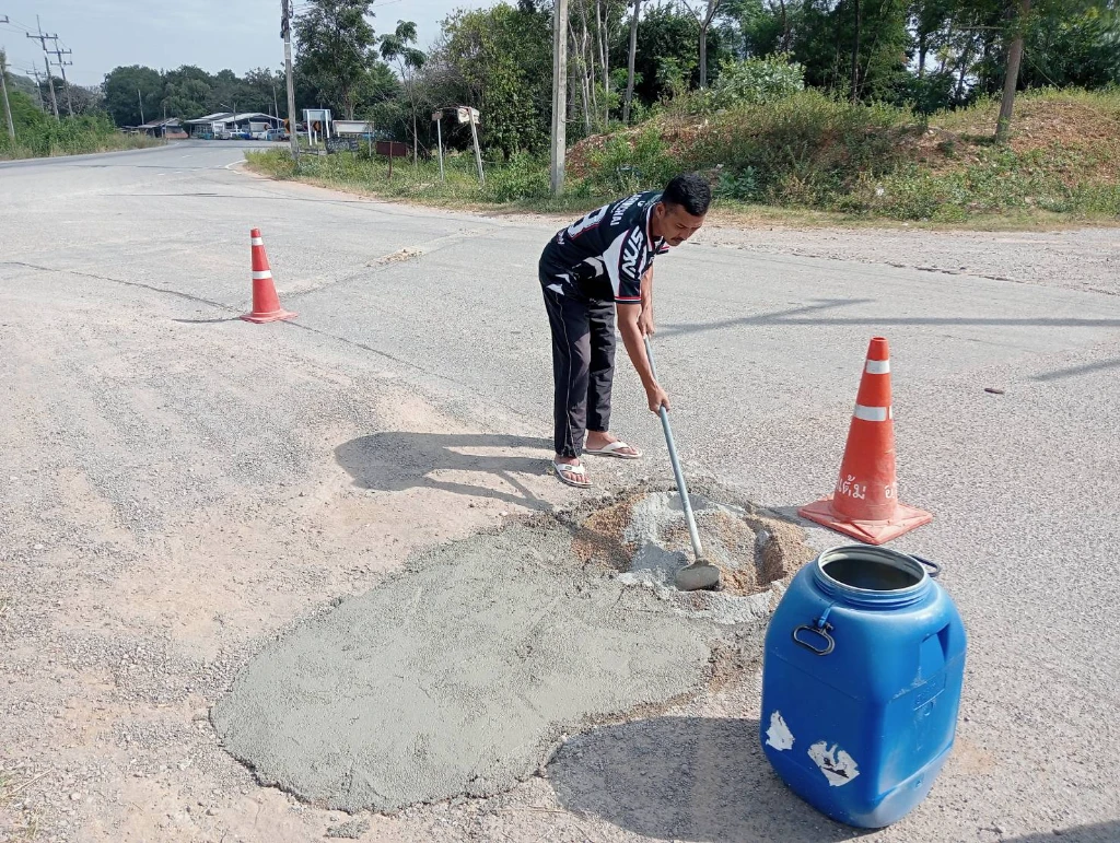เจ้าหน้าที่กองช่าง ดำเนินการซ่อมแซมถนนที่ชำรุด บริเวณเขาช่องพระ หมู่ที่ 7 บ้านหนองยิงหมี