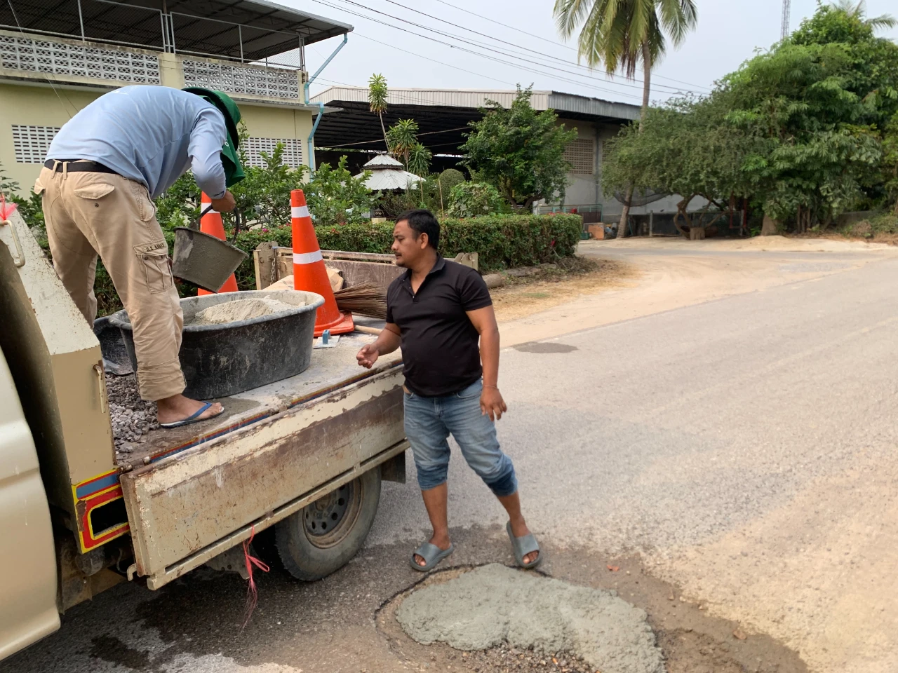 เจ้าหน้าที่กองช่าง ดำเนินการซ่อมแซมถนนที่ชำรุด หมู่ที่ 4 บ้านต้นไทร