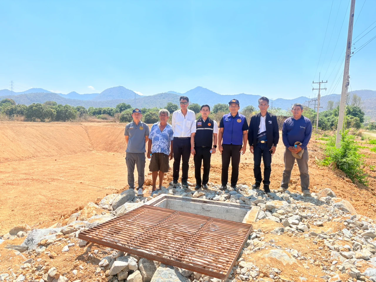 ลงพื้นที่ตรวจการทดลองสถานีสูบน้ำกลุ่มแปลงใหญ่มะม่วงของชลประทาน