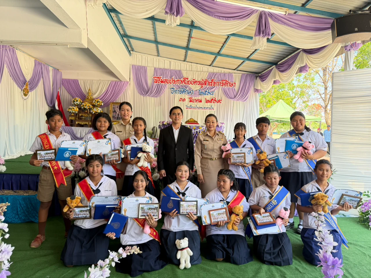 มอบประกาศนียบัตรแก่ผู้สำเร็จการศึกษา ณ โรงเรียนบ้านหนองตาเย็น