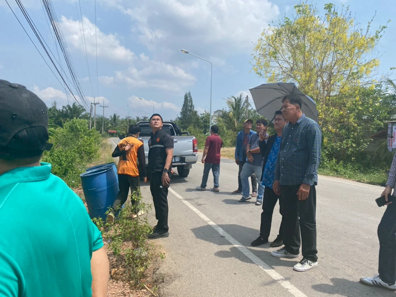 ลงพื้นที่ตรวจสอบการติดตั้งไฟฟ้าสาธารณะ ซึ่งได้รับงบประมาณสนับสนุนจากองค์การบริหารส่วนจังหวัดประจวบคีรีขันธ์ ในพื้นที่หมู่ที่ 4 บ้านต้นไทร