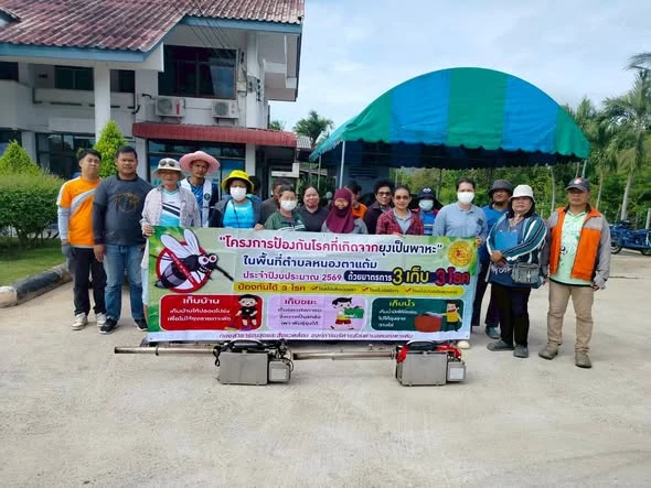 กองสาธารณสุขและสิ่งแวดล้อม ดำเนินการพ่นหมอกควันกำจัดยุงตัวเต็มวัย ตามโครงการ “ป้องกันโรคที่เกิดจากยุงเป็นพาหะในพื้นที่ตำบลหนองตาแต้ม” ประจำปี 2569 ให้กับชาวบ้านหมู่ที่ 6 บ้านห้วยแสลงพันธ์