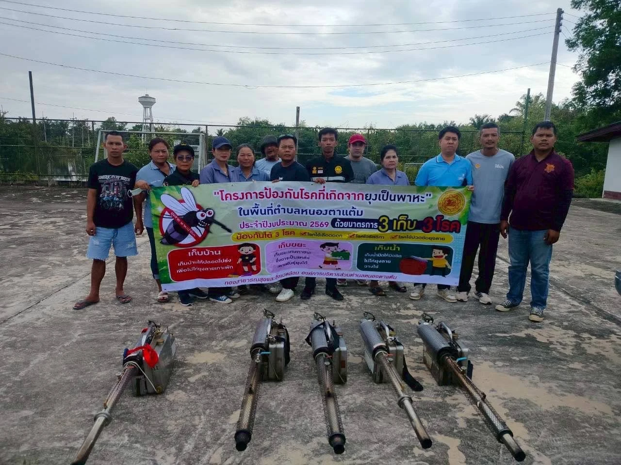 กองสาธารณสุขและสิ่งแวดล้อม ดำเนินการพ่นหมอกควันกำจัดยุงตัวเต็มวัย ตามโครงการ “ป้องกันโรคที่เกิดจากยุงเป็นพาหะในพื้นที่ตำบลหนองตาแต้ม” ประจำปี 2569 ให้กับชาวบ้านหมู่ที่ 1 บ้านหนองตาแต้ม