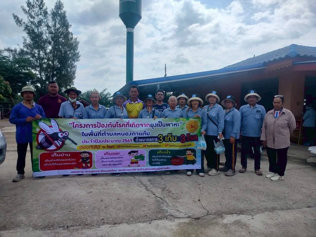 กองสาธารณสุขและสิ่งแวดล้อม ดำเนินการพ่นหมอกควันกำจัดยุงตัวเต็มวัย ตามโครงการ “ป้องกันโรคที่เกิดจากยุงเป็นพาหะในพื้นที่ตำบลหนองตาแต้ม” ประจำปี 2569 ให้กับชาวบ้านหมู่ที่ 9 บ้านหนองไกรทอง