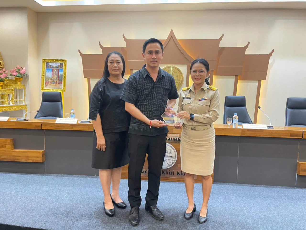 เข้ารับโล่รางวัลชนะเลิศ ประเภทผู้บริหารสถานศึกษา ระดับจังหวัด ในการประกวดผลงาน/นวัตกรรมการใช้หลักสูตรต้านทุจริตศึกษาที่เป็นเลิศ