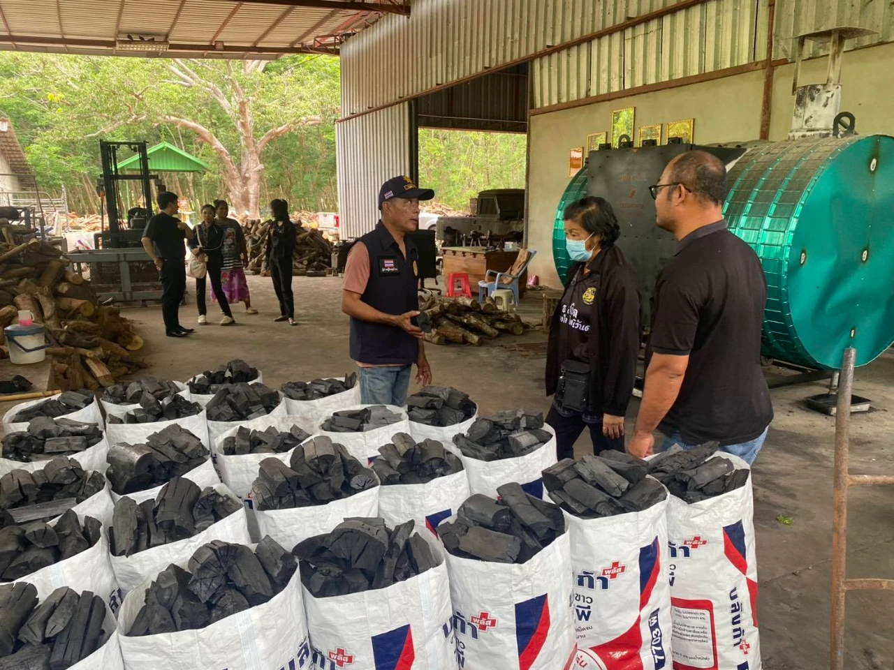 ลงพื้นที่ตรวจสอบสถานที่ประกอบกิจการเผาถ่านโดยใช้เตาเผาไร้ควัน หมู่ที่ 3 บ้านหนองตาเมือง